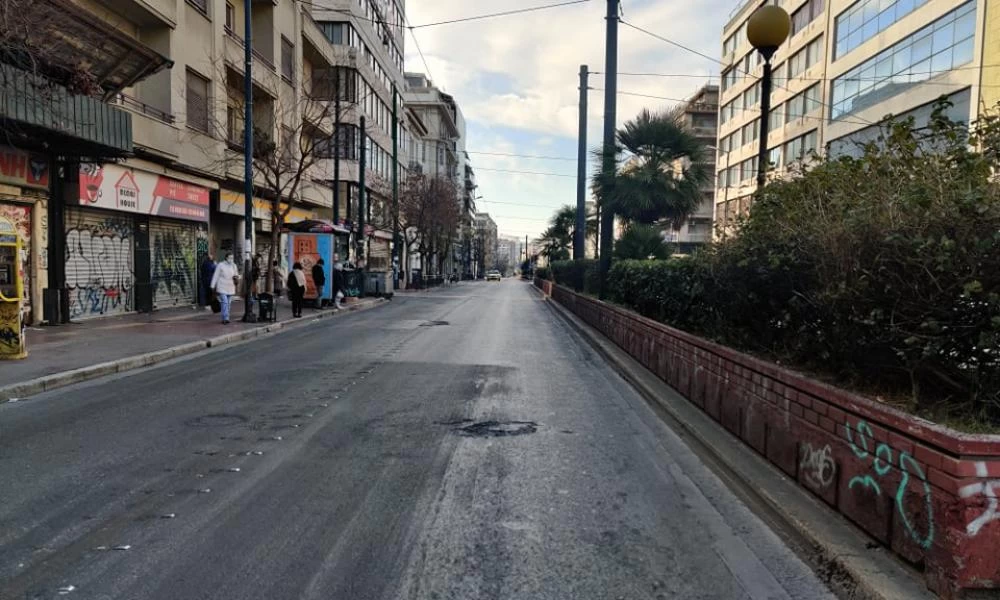 Κορωνοϊός: Άδειοι οι δρόμοι της Αθήνας το πρωί της Κυριακής